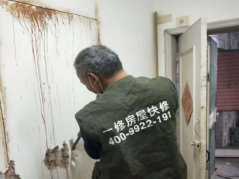 墻面開門洞：把砸去400mm高，寬2340mm的墻，全部用鋼筋混凝土澆筑。內配上下各3根直徑12mm的帶肋鋼筋，箍筋直徑6mm，間距200mm，扎好鋼筋放上。支模，注意一側模板要支成◢形，高度為450，混凝土從該斜口倒入澆筑與斜口平，已高出了圈梁底50mm，即能使其與圈梁底充分咬合。拆模把多余部分鑿除。 應在過梁部位先開洞做好過梁，再開門洞，每邊大于100mm，植2根10個鋼筋交門邊柱作為門垛。鋼筋混凝土過梁在普通磚墻上擱置長度應不小于24cm,也就是一磚的厚度，而實際上門口是38墻，所以過梁一般是38cm； 門洞墻體高建議敲頂部梁面鑿洞再皮皮敲兩邊敲凹凸狀部做梁再砌筑面墻體直接底洞容易整版墻敲壞松玩且能塌肯定玩洞直接鉆洞。