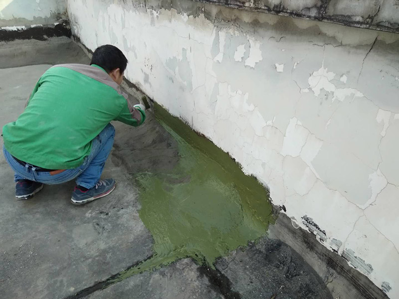 樓頂陽臺刷防水：開放式的陽臺在暴雨來臨時容易進水，為了防止雨水進入室內，因此我們在陽臺裝修時，需要有一定坡度，保證水能順利流向排水孔，不會進入房間。在暴雨天氣下，如果雨量大于地漏的排水能力時，就會在陽臺地面出現大量積水，容易導致積水進入室內，因此我們在選購陽臺地漏的時，最好選擇排水量大且順暢的地漏。通常陽臺的防水層都在外層，需要受到陽光暴曬、雨水侵蝕、嚴寒酷暑等自然天氣的考驗，如果沒有出色的性能和良好的保護措施，他的使用年限會大大縮短。因此，我們在選購防水材料時，需要選擇強度高、耐老化的防水涂料。