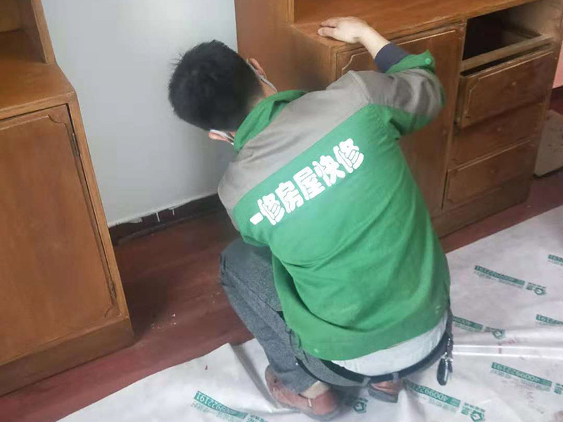 家具刷漆翻新：舊家具刷漆的方法比較簡單，但是在刷漆之前要對原來的表面進行打磨，將原有的漆面去掉，可以用砂布進行。翻新舊家具有很多需要注意的問題，首先是顏色的選擇，最好選擇和舊家具原有的顏色一致或者相近的顏色，不然翻新的效果可能不是很好。油漆的選擇也比較重要，因為家具翻新一般都是在室內進行，所以一定要選擇環保的油漆，以免對室內的環境造成污染。