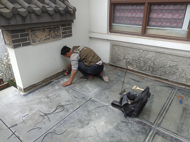 舊防水基層鏟除：1、清除空鼓，用水打濕墻面白粉層后鏟掉墻皮。裝修正式開始前，建議用切割機(jī)根據(jù)空鼓大小進(jìn)行切割清除，除去日后裂縫隱患。 2、清除浮灰，用界面劑輥刷墻面。用粗毛鋼刷去除墻面浮塵，然后整個墻面用界面劑輥刷一遍，或者用界面劑拉毛處理，增強(qiáng)封固層和找平層之間的附著力。在界面劑的選擇上，建議使用質(zhì)量稍微好一些的“界面處理劑”，市場上一般有分為高分子乳液性界面劑、水溶性高分子界面劑、淀粉類界面劑等。