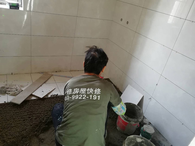 浴室墻磚地磚鋪貼：在鋪貼瓷磚前，我們要先把還沒涂抹水泥的地磚鋪在地上，并敲平，然后在地磚上涂滿水泥，鋪在地面，鋪地磚的過程中要對齊四塊磚的對角位置。   另外，在鋪貼瓷磚時也要講究鋪貼順序，在鋪地磚時應從內向外貼，有坡度或地漏的地方，要注意排水方向找坡，而墻面磚應從下往上貼，底層的瓷磚要最后貼，這樣鋪貼出來才美觀，我們鋪完地磚后還要壓地磚。