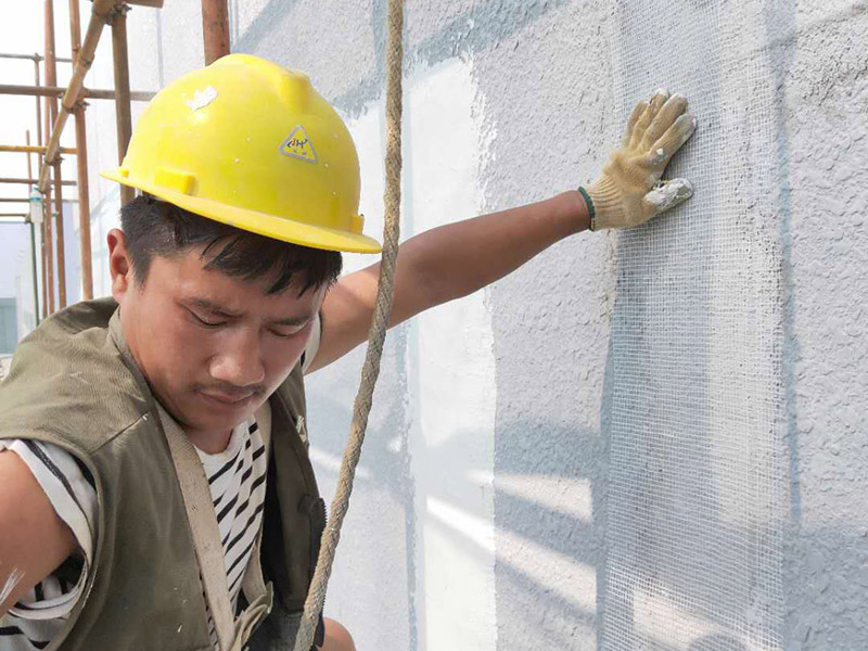 廠房外墻裝修：抹灰前基層表面的塵土，污垢，油漬等清zhi除干凈，并撒水濕潤。當抹灰總厚度≥35mm時，采取加強措施。不同材料基體交接處表面的抹灰，應采取防止開裂的加強措施。外墻抹灰工程施工前先安裝鋼木門窗框、護欄等，并應將墻上的施工孔洞堵塞密實。室內墻面，柱子面和門洞口的陰陽角應做法應符合設計要求。設計無要求時，采用1:2水泥砂漿做暗護角，其高度不低于2m，每側寬度不小于50mm。