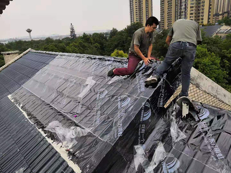 屋面防水卷材鋪貼:1.熱熔法：指采用加熱器熔化防水卷材底層的熱熔膠，實現卷材與基層粘結的方法稱為熱熔法。 2.冷粘法：指采用膠結材料直接實現防水卷材與基層粘結的方法稱為冷粘法。 3.自粘法：指采用帶有自粘膠的防水卷材，不需熱加工，也不需另涂膠結材料，而直接實現防水卷材與基層粘結的方法稱為自粘法。 4.熱瀝青法：指采用熱瀝青膠結材料直接實現防水卷材與基層粘結的方法稱為熱瀝青法。 屋面卷材按施工工藝不同可選用滿貼、條粘、點粘和空鋪等方法施工。鋪貼時應同時將卷材下面的空氣排出，卷材平整，粘結牢固，接縫處必須滿粘，接縫嚴密。