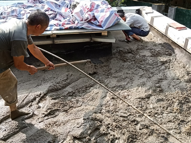 屋頂水泥找平案例：清掃鏟除基層板面的灰疙瘩;沖洗掃刷干凈；拉坡度排水線，做好標準坍餅，按規定立好分格(分隔縫木條必須浸濕，也可用塑料條)。在板面刷1：4：10的107膠：水：水泥的水泥漿一度。嚴格按規定配合比計量攪拌砂漿，砂漿要隨拌隨用，拌好的砂漿必須在3h內用完。施工順序：有高低層的要先粉高層后粉低層，在同一平面要先粉遠的，后粉近的。，一個分倉內的砂漿要一次鋪足，不準留施工縫，用長括尺刮平拍實，收水后壓實抹平。分二次抹壓，表面無凹凸不平的溝縫、洼坑、麻面和剝離，要保持分格縫周邊的平整。隔12h后充分濕養護，養護一般不小于7d，冬期要做好保暖防凍工作，最好在終凝時噴灑養護液。