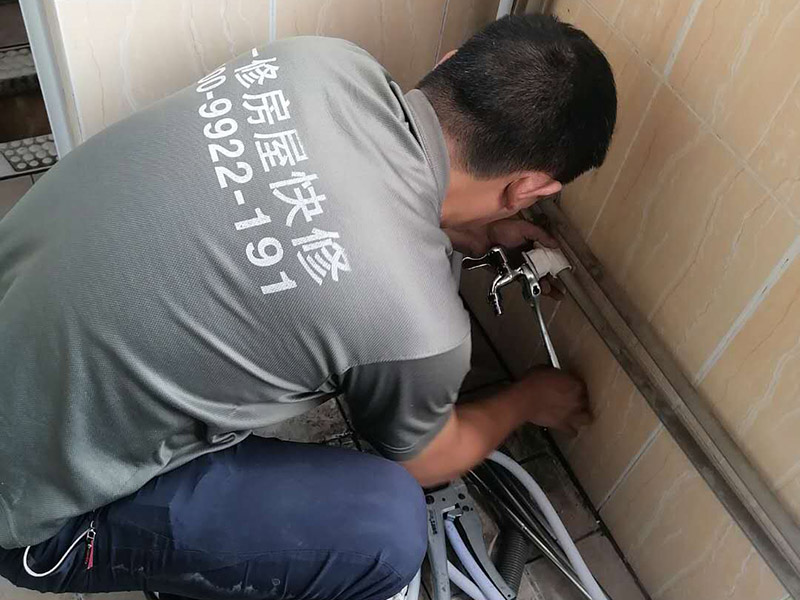 水管改造維修：水路改造時候，管線和彎頭對接的角度一定要是90度，否則會造成彎頭連接的兩邊管線的壁厚不一樣，壁厚相對較薄的地方就可能因為受力不均勻，在自來水的壓力下，出現滲漏的危險。 在安裝水路管線時，可能會出現管線不夠長，中間需要裝用直接或管箍等將幾根管線連接起來。對于地下埋的管線來說，盡量不要有接點，多一個接點就多一份滲漏的問題，如果另外一邊的直接沒有漏就盡量不要換，以免更換后，原本沒有滲漏的接頭反而出現了滲透危險。