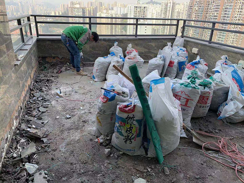 頂面瓷磚拆除建渣裝袋：漏水有可能是地面的防水有斷裂，可以把地面的磚縫用防水涂料重新涂一下。如果已經(jīng)影響到樓下了，這樣處理的效果可能不會(huì)太好，因?yàn)閿嗔训牟皇谴纱u而是防水層，而水在瓷磚下面是流動(dòng)的，所以光堵一兩個(gè)磚縫肯定還會(huì)漏水。 最好的方法是將原來(lái)的瓷磚和防水層都拆除掉，重新做防水層，重新鋪磚。可以將地面和墻面的防水全部拆除，整體翻新；也可以把地面的拆除，墻面只拆除從地面往上的兩片磚，在墻面兩片磚以下的部分做防水。