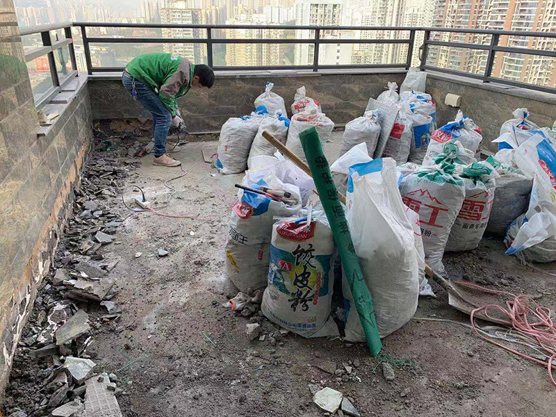 頂面瓷磚拆除建渣裝袋：漏水有可能是地面的防水有斷裂，可以把地面的磚縫用防水涂料重新涂一下。如果已經(jīng)影響到樓下了，這樣處理的效果可能不會(huì)太好，因?yàn)閿嗔训牟皇谴纱u而是防水層，而水在瓷磚下面是流動(dòng)的，所以光堵一兩個(gè)磚縫肯定還會(huì)漏水。 最好的方法是將原來(lái)的瓷磚和防水層都拆除掉，重新做防水層，重新鋪磚?？梢詫⒌孛婧蛪γ娴姆浪坎鸪?，整體翻新；也可以把地面的拆除，墻面只拆除從地面往上的兩片磚，在墻面兩片磚以下的部分做防水。