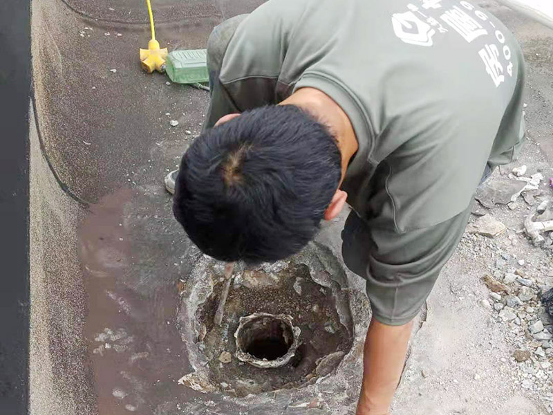 屋頂排水管疏通防水：屋頂排水不做好，不止是樓頂住戶遭殃哦，如果上面沒問題，就是整體防水層出問題了，結(jié)構(gòu)板阻水，水從薄弱的地方留出很正常，如果這里在下面堵了，會(huì)從別的地方出來。首先就先要將周邊清理干凈然后再電鉆疏通維修。