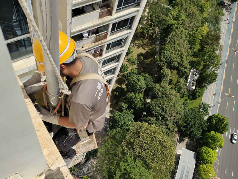 外墻高空作業：高空作業需要知道的小知識：高于地面2米以上(含2米)，且為懸空的高度作業是為高空作業。 安全措施需要注意這些點：高空作業人員必須正確佩帶安全帽，必須系好安全帶，并掛在牢固處(高掛低用)。高空作業嚴禁上下拋物，小型工具、配件用工具包盛裝或使用吊籃吊裝。檢查腳手架的扣件是否完好、螺栓是否擰緊;必須佩帶安全帶并掛牢(可拴在護欄上)。