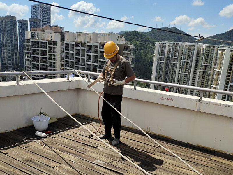 外墻高空作業：高空作業需要知道的小知識：高于地面2米以上(含2米)，且為懸空的高度作業是為高空作業。 安全措施需要注意這些點：高空作業人員必須正確佩帶安全帽，必須系好安全帶，并掛在牢固處(高掛低用)。高空作業嚴禁上下拋物，小型工具、配件用工具包盛裝或使用吊籃吊裝。檢查腳手架的扣件是否完好、螺栓是否擰緊;必須佩帶安全帶并掛牢(可拴在護欄上)。