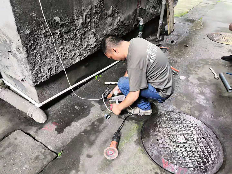 水管漏水更換改造：先找到水管漏點，然后用鋸子將PPR管出現(xiàn)漏水問題的位置鋸掉，同時要注意的是口子必須是平整的，用砂紙對管材的斷口進行打磨處理，順便將管道打磨區(qū)域周邊打掃一下，再截取合適長度的ppr管，最后把管件和截取的ppr管熱熔到一起。