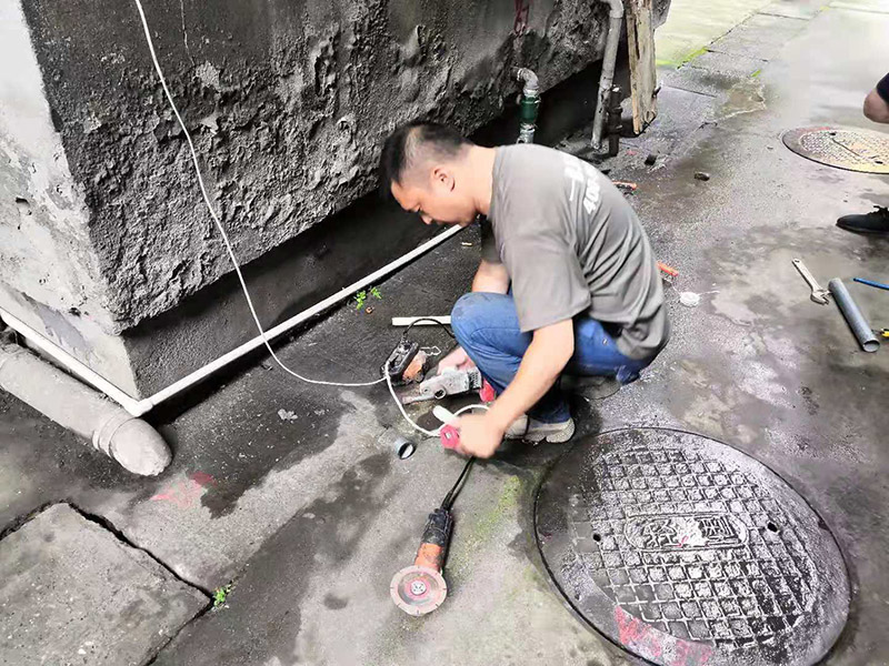 水管漏水更換改造：先找到水管漏點，然后用鋸子將PPR管出現(xiàn)漏水問題的位置鋸掉，同時要注意的是口子必須是平整的，用砂紙對管材的斷口進行打磨處理，順便將管道打磨區(qū)域周邊打掃一下，再截取合適長度的ppr管，最后把管件和截取的ppr管熱熔到一起。